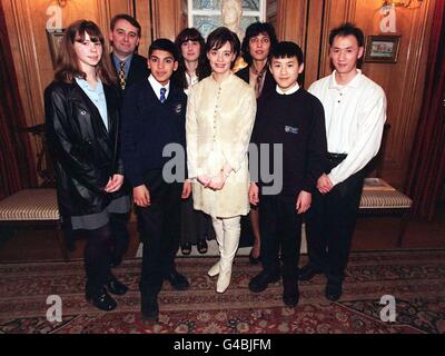 Cherie Blair (au centre), épouse du Premier ministre britannique Tony Blair, en photo avec le député de Tynemouth Alan Campbell (2e à gauche) et trois jeunes de sa circonscription lors d'une visite à Downing Street aujourd'hui (jeudi) M. Peter Fan (à droite) et son fils Tony (2e à droite) Mme Roma Bhopal (3e à droite)Et son fils Sunil (3e à gauche) et Mme Helen Graham et sa fille Melanie (à gauche).Photo de Peter Jordan/PA.(WPA Rota) Banque D'Images