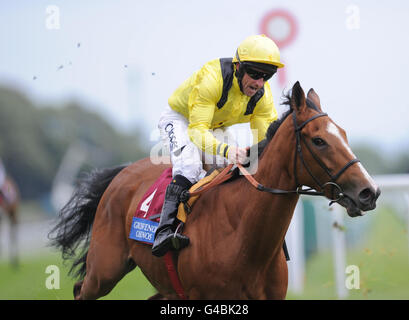 Neil Callan (à gauche) prend la place du gagnant Ferdoos pour remporter l'E.B.F. Nouvelle approche Grosvenor Casinos Pinnacle Stakes pendant la journée des piquets d'Achille de Blue Square/Timeform jury Stakes Day à l'hippodrome de Haydock Park. Banque D'Images