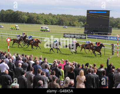 Tom Queally conduit le Cheka (à droite) à la victoire dans le Timeform jury Stakes pendant la Blue Square Achilles Stakes/Timeform jury Stakes Day à l'hippodrome de Haydock Park. Banque D'Images