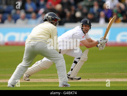 Cricket - npower First Test - troisième jour - Angleterre / Sri Lanka - Stade SWALEC.Jonathan Trott, de l'Angleterre, en battant contre le Sri Lanka. Banque D'Images
