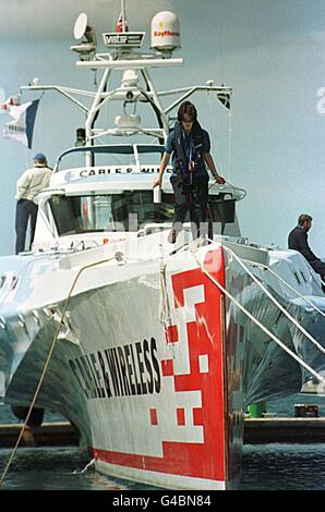 Sarah Aynesworth, membre de l'équipage, étudiante de 21 ans à l'université de Bristol, se prépare à nettoyer l'arc de l'Adventurer Cable & Wireless à Gibraltar aujourd'hui (samedi) avant le départ du bateau demain pour sa tentative record du monde entier.Photo de Ben Curtis/PA. Banque D'Images