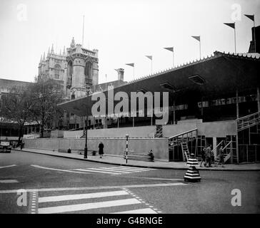 Des plates-formes d'observation sont érigées sur la place du Parlement, alors que les préparatifs pour le couronnement de la reine Elizabeth II sont en cours. Banque D'Images