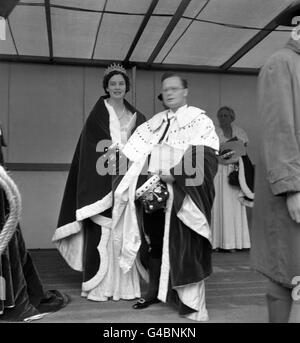 Le comte et la comtesse d'Inchcape au Coronation de la reine Elizabeth II à l'abbaye de Westminster, Londres. Banque D'Images