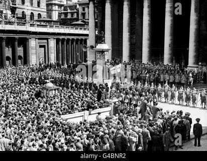 La proclamation de la date du couronnement de la reine Elizabeth II est lue par le roi des armes Clarencieux, sir Arthur Cochrane, à la Bourse royale, ville de Londres. Face aux marches se trouvent les pikemen de l'honorable Artillerie Company. Banque D'Images