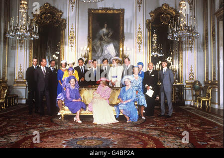 La princesse de Galles assise à l'avant avec son bébé, le prince William. La reine Elizabeth II et la reine mère posent avec d'autres membres de la famille royale à Buckingham Palace Banque D'Images