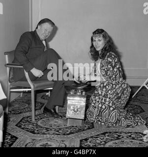 Miss Turkey, Funda Aydogdu, nettoie les chaussures de M. Eric Morley. M. Morley et sa femme Julia organisent le « monde du ssi ». Banque D'Images