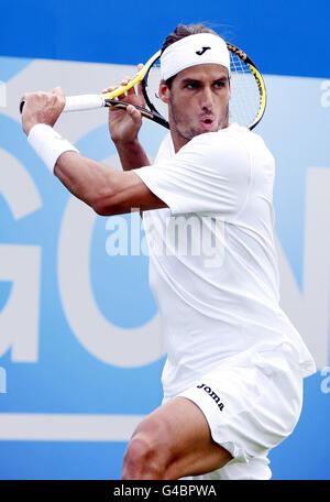 Tennis - Championnats AEGON 2011 - première journée - le Queen's Club.Feliciano Lopez d'Espagne en action contre Dmitry Tursunov de Russie pendant le premier jour des Championnats AEGON au Queen's Club de Londres. Banque D'Images