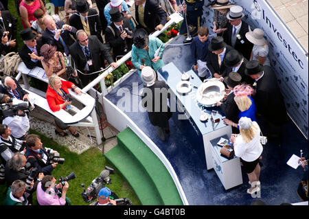 Courses hippiques - Festival de Derby d'Investec - Journée de Derby d'Investec - Hippodrome d'Epsom Downs.L'entraîneur André Fabre est interviewé par Claire Balding de la BBC après avoir remporté le Derby d'Investec avec son cheval Pour moi Banque D'Images