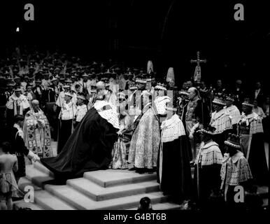 La reine Elizabeth II (ex-princesse Elizabeth) reçoit l'hommage de son mari, le duc d'Édimbourg, lors de la cérémonie du couronnement à l'abbaye de Westminster. Banque D'Images