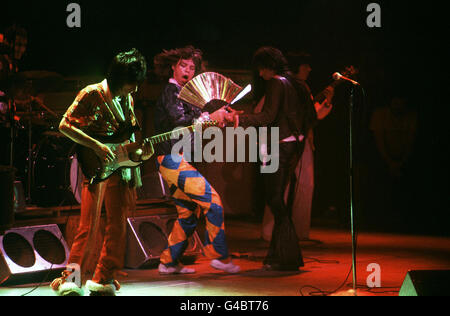 PA NEWS PHOTO 11/5/76 "LES ROLLING STONES" SUR SCÈNE À L'Apollo Theatre, GLASGOW QUAND ILS ONT DONNÉ LA PREMIÈRE BRITISH CONCERT DE LEUR TOURNÉE EUROPÉENNE. De gauche à droite : RONNIE WOOD, Mick Jagger, Keith Richards et Bill Wyman Banque D'Images