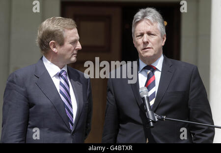 Taoiseach Enda Kenny et le Premier ministre de l'Irlande du Nord Peter Robinson (à droite) réagissent à la mort de l'ancien ministre des Finances Brian Lenihan lors d'une pause dans la réunion du Conseil ministériel Nord-Sud à la maison Farmleigh à Dublin ce matin. Banque D'Images