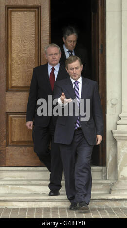 Taoiseach Enda Kenny est suivi par le Premier ministre adjoint de l'Irlande du Nord, Martin McGuiness (à gauche), le Premier ministre de l'Irlande du Nord, Peter Robinson, qui annonce la mort de l'ancien ministre des Finances, Brian Lenihan, lors d'une pause dans la réunion du Conseil ministériel Nord-Sud à Farmleigh House, ce matin à Dublin. Banque D'Images