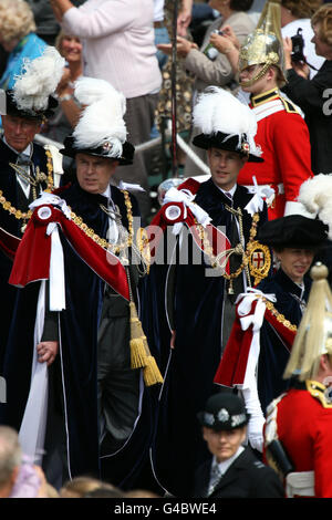 Le prince de Galles (à gauche), le duc de York (deuxième à gauche), le comte de Wessex (deuxième à droite) et la princesse Anne (droite) arrivent pour le service annuel de l'ordre du Garter à la chapelle Saint-Georges, au château de Windsor, en Angleterre. Banque D'Images