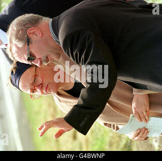 Colin Parry, dont le fils Tim a été tué lors du bombardement de Warrington, montre le Dr Mo Mowlam todady (vendredi) autour du site du projet de Centre international pour la paix qui sera construit à Warrington. Photo de Dave Kendall/PA. Banque D'Images