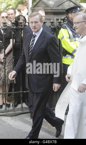 Taoiseach Enda Kenny arrive à l'église St Mochta à Porterstown, Dublin pour assister aux funérailles de l'ancien ministre des Finances Brian Lenihan. Banque D'Images