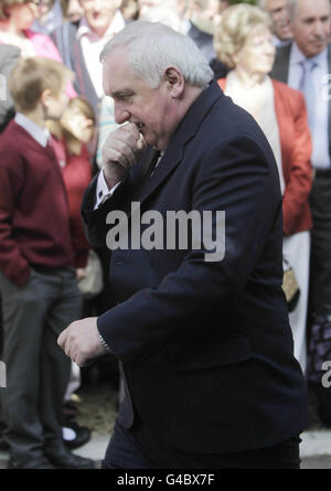 L'ancien Taoiseach Bertie Ahern arrive à l'église St Mochta à Porterstown, Dublin pour assister aux funérailles de l'ancien ministre des Finances Brian Lenihan. Banque D'Images