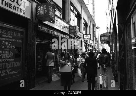 PA NEWS PHOTO 15/9/77 RAYMOND REVUEBAR THEATRE, l'UNE DES ATTRACTIONS SUR SAUCY BREWER STREET À SOHO, LONDRES Banque D'Images