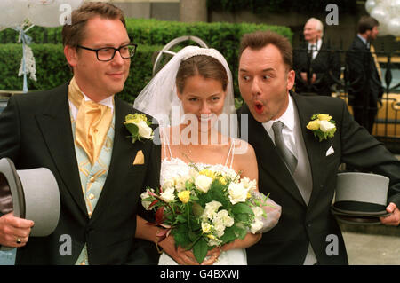 PA NEWS PHOTO 28/5/98 ESTELLE SKORNIK QUI JOUE NICOLE DANS LA RENAULT CLIO ANNONCE À UN PHOTOCALL À LONDRES POUR LE LANCEMENT DE LA DERNIÈRE DE LA SÉRIE, DANS LAQUELLE NICOLE SE MARIE ET DANS LAQUELLE LES COMÉDIENS VIC REEVES ET BOB MORTIMER CO-STAR Banque D'Images