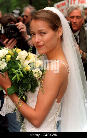 PA NEWS PHOTO 28/5/98 ESTELLE SKORNIK QUI JOUE NICOLE SUR RENAULT CLIO ANNONCES À UN PHOTOCALL À LONDRES POUR LE LANCEMENT DE LA DERNIÈRE DE LA SÉRIE, DANS LEQUEL NICOLE SE MARIE ET DANS LEQUEL LES COMÉDIENS VIC REEVES ET BOB MORTIMER CO-STAR Banque D'Images