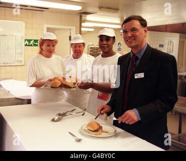 Le gouverneur de HMP Holloway, Mike Sheldrick, essaie la cuisine dans les cuisines de la prison aujourd'hui (mardi), alors que deux détenus et le chef des cuisines (2e à gauche), regardent. M. Sheldrick a admis que l'intimidation du personnel était un problème, après que l'inspecteur en chef des prisons a déclaré aujourd'hui que les femmes officiers de prison de Holloway sont des brimades et harcelent sexuellement le personnel féminin junior. Voir l'histoire de PA PRISONS femmes. Photo de Rebecca Naden. Banque D'Images