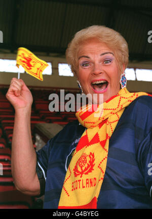 PA NEWS PHOTO 1/6/98 BBC TELEVISION 'EASTENDERS' ACTRICE PAM ST. CLÉMENT LORS D'UNE SÉANCE PHOTO À HIGHBURY, LONDRES, POUR LANCER SON SOUTIEN À LA NATION ENGLOAND POUR LA COUPE DU MONDE 1998 EN FRANCE. LES FANS D'EASTENDERS SE SONT PROMIS UN RÉGAL CET ÉTÉ QUAND LES RÉGULIERS DE LA PLACE ALBERT SE DIRIGENT VERS LE MONDE TORUNAMENT Banque D'Images