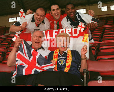 PA NEWS PHOTO 1/6/98 "LA TÉLÉVISION DE LA BBC EASTENDERS' ACTEURS DE L'ARRIÈRE DE GAUCHE À DROITE : SHAUN WILLIAMSON, RICHARD ELIS, DES COLEMAN, TONY CAUNTER ET PAM ST. CLEMENT LORS D'UN PHOTOCALL À HIGHBURY, LONDRES POUR LANCER LEUR SOUTIEN À LEUR PAYS POUR LA COUPE DU MONDE 1998 EN FRANCE. EASTENDERS FANS SONT PROMIS UN TRAITER CET ÉTÉ LORSQUE ALBERT SQUARE RÉGULIERS SERONT À LA TÊTE HORS DE LA MONDE TORUNAMENT Banque D'Images