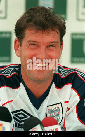 PA NEWS PHOTO 19/5/98 ANGLETERRE INTERNATIONAL COACH GLENN HODDLE LORS D'UNE CONFÉRENCE DE PRESSE À BISHAM ABBEY DANS LA CONSTRUCTION JUSQU'À LA COUPE DU MONDE 1998 TOURNOI DE POKER EN FRANCE Banque D'Images