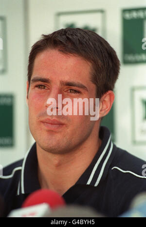 PA NEWS PHOTO 19/5/98 Angleterre Liverpool F.C. ET INTERNATIONAL Joueur de football JAMIE REDKNAPP LORS D'UNE SÉANCE DE FORMATION À BISHAM ABBEY DANS LA CONSTRUCTION JUSQU'À LA COUPE DU MONDE 1998 TOURNOI DE POKER EN FRANCE Banque D'Images