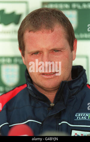 PA NEWS PHOTO 19/5/98 Angleterre Middlesbrough ET INTERNATIONALES C.F. Joueur de football PAUL GASCOIGNE LORS D'UNE SÉANCE DE FORMATION À BISHAM ABBEY DANS LA CONSTRUCTION JUSQU'À LA COUPE DU MONDE 1998 TOURNOI DE POKER EN FRANCE Banque D'Images