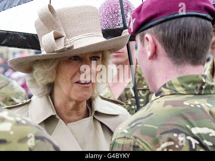 La duchesse de Cornwall remet des médailles de campagne aux membres du Régiment de parachutistes de la caserne Merville de Colchester, dans l'Essex. Banque D'Images