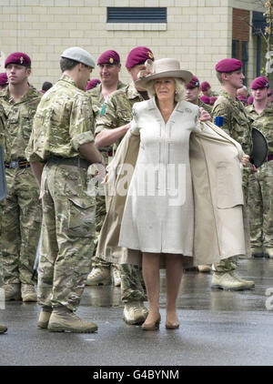 La duchesse de Cornwall remet des médailles de campagne aux membres du Régiment de parachutistes de la caserne Merville de Colchester, dans l'Essex. Banque D'Images