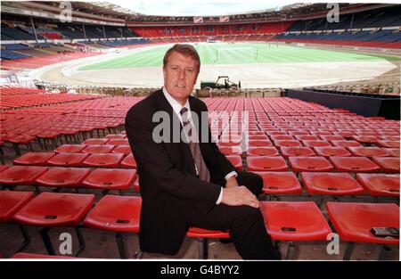 Finale de la coupe du monde d'Angleterre, le héros de tour Geoff Hurst au stade Wembley.Hurst doit être surnommé dans la liste des distinctions honorifiques.21/7/98: Sir Geoff sera le fer de lance d'un Temple de la renommée célébrant l'histoire du football qui sera lancé par la première Ligue de FA.* il sera président non exécutif du projet, qui sera basé dans un centre de 30,000 pieds carrés sur la South Bank de Londres et devrait ouvrir en mars 1999. Banque D'Images