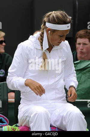 Le Victoria Azarenka de Biélorussie arrive pour son match contre la Magdalena Rybarikova de Slovaquie lors du premier jour des Championnats de Wimbledon 2011 au All England Lawn tennis and Croquet Club, Wimbledon. Banque D'Images