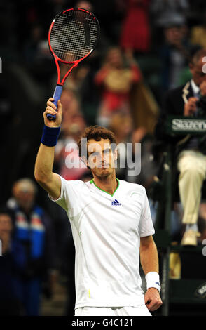 Andy Murray, en Grande-Bretagne, célèbre la victoire contre Daniel Gimeno-Traver en Espagne lors des championnats de Wimbledon 2011 au All England Lawn tennis and Croquet Club, Wimbledon. Banque D'Images