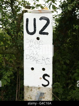 Graffiti sur U2 sur un poste à la porte au Glastonbury Festival dans le Somerset. Banque D'Images