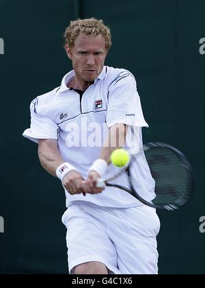 Dmitry Tursunov en Russie contre Jurgen Melzer en Autriche le quatrième jour des Championnats de Wimbledon 2011 au All England Lawn tennis and Croquet Club, Wimbledon. Banque D'Images