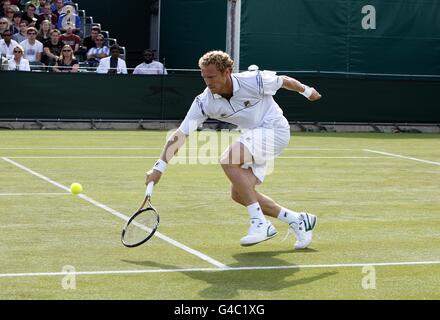 Dmitry Tursunov en Russie contre Jurgen Melzer en Autriche le quatrième jour des Championnats de Wimbledon 2011 au All England Lawn tennis and Croquet Club, Wimbledon. Banque D'Images