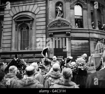 Le roi des armes de Norroy et d'Ulster, Sir Gerald W Wollaston, lève son chapeau à coked pour mener trois acclamations pour la reine, après avoir lu la Proclamation au Temple Bar. Banque D'Images