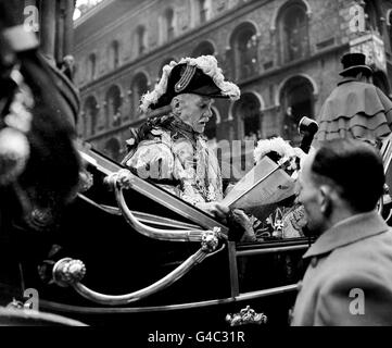 Le roi d'armes de Norroy et d'Ulster, Sir Gerald W Wollaston, lit la proclamation de l'accession de la reine Elizabeth II à Temple Bar, à l'entrée de la ville de Londres. Banque D'Images