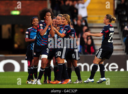 Football - UEFA Women's Champions League - final - Olympique Lyonnais / FFC turbine Potsdam - Craven Cottage.Wendie Renard, de l'Olympique Lyonnais, célèbre ses scores avec ses coéquipiers Banque D'Images