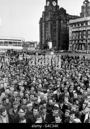 Une vue générale de la réunion de masse des dockers de Liverpool à la jetée-head là. Banque D'Images