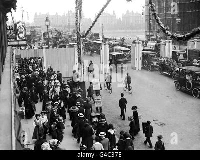 Des barrières policières sont en cours d'installation à Bridge Street, Westminster, avant le couronnement du roi George V. Banque D'Images