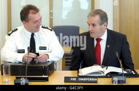 Matt Baggott, agent principal de l'INFP (à gauche) s'entretient avec le Gearoid O hEara de Sinn Fein, qui a pris le rôle de vice-président de la Commission de police, au siège des conseils d'administration à Belfast. Banque D'Images