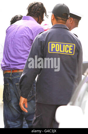 Avie Howell (à gauche) arrive à la haute Cour d'Antigua-et-Barbuda à St John's, Antigua, où il est accusé avec Kaniel Martin du meurtre de Ben et Catherine Mullany en juillet 2008. Banque D'Images