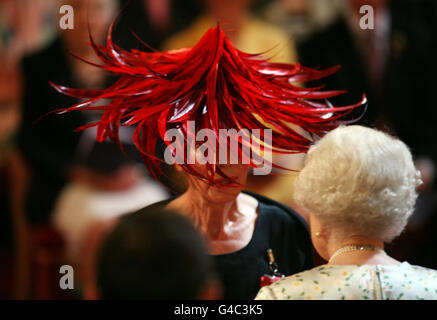 Katharine Hamnet, couturier, a remporté la médaille du commandant de l'Empire britannique (CBE) par la reine Elizabeth II au palais de Buckingham, dans le centre de Londres, lors d'une cérémonie d'investiture. Banque D'Images