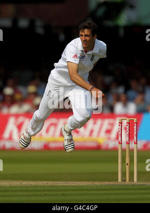 Cricket - npower second Test - deuxième jour - Angleterre v Sri Lanka - Lord's.Steven Finn, en Angleterre, au bowling Banque D'Images