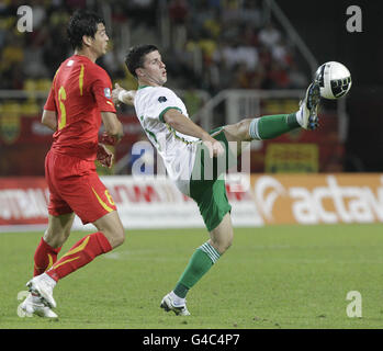 Shane long (à droite) de la République d'Irlande et Vance Sikov de Macédoine se battent pour le bal pendant le qualificateur Euro 2012 à la Philip II Arena, Skopje, Macédoine. Banque D'Images