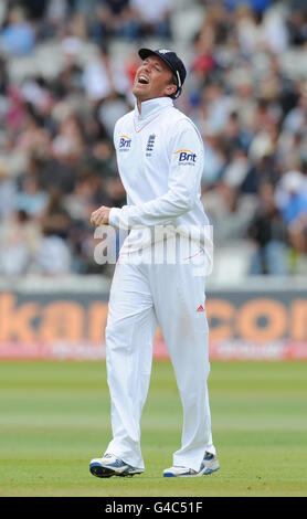 Le Graeme Swann d'Angleterre réagit après avoir été frappé sur le tibia tout en se mettant sur le slip lors du second npower Test match au Lord's Cricket Ground, Londres. Banque D'Images