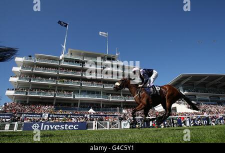 Courses hippiques - Festival de Derby d'Investec - Journée des dames d'Investec - Hippodrome d'Epsom Downs.Sirens Song, criblé de Fran Berry, passe devant le stand lors de la fête des dames d'Investec Oaks, pendant le festival du Derby d'Investec. Banque D'Images