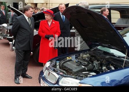 La Reine s'entretient avec le secrétaire aux Transports John Prescott lors du lancement aujourd'hui (jeudi) de la nouvelle flotte de voitures royales fonctionnant au gaz liquide et écologique. Photo de WPA Rota par John Stillwell/PA Banque D'Images